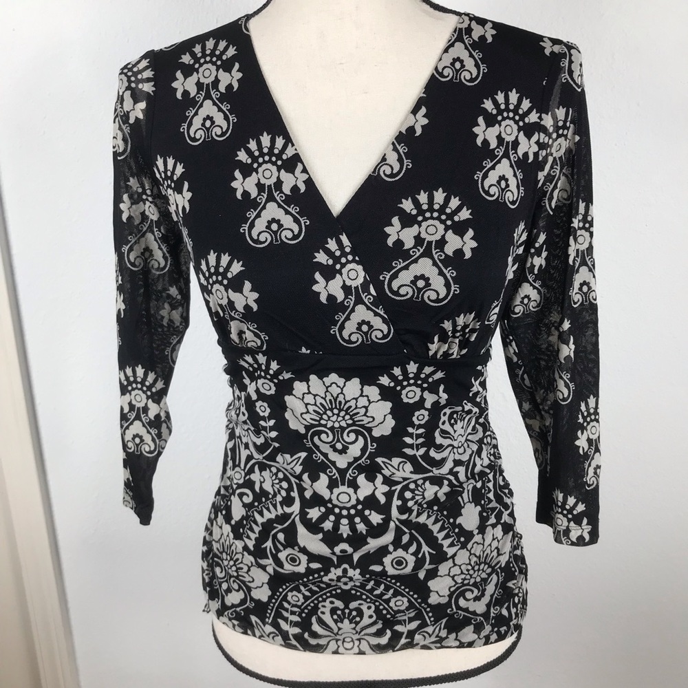 WORTHINGTON UMPIRE BLACK WHITE FLOWER V NECK  TOP